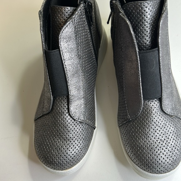 MIA GIRLS GRACEY METALLIC WEDGE SHOES PEWDER COLOR AND SIZE 1 GIRLS - Picture 2 of 13